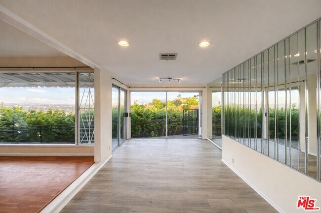 Building Photo - 3641 Sunswept Dr