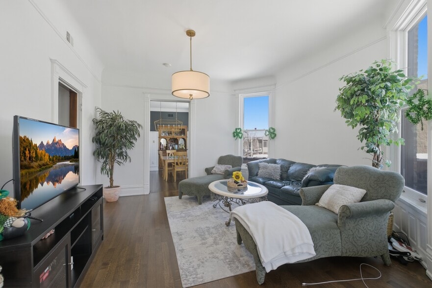 Building Photo - 850 W Oakdale Ave