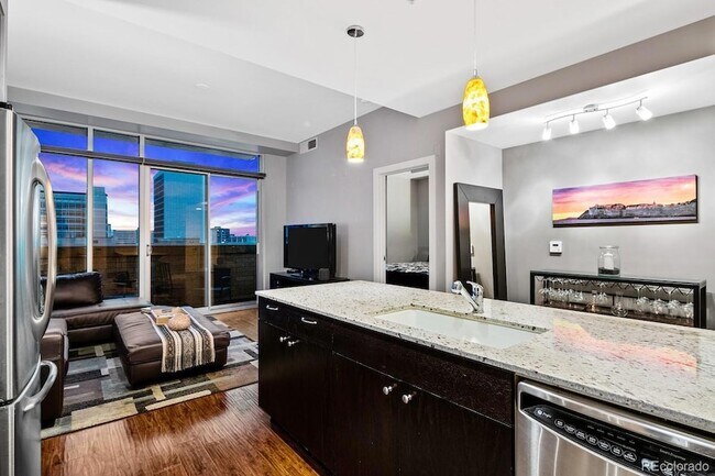 Building Photo - 2001 Lincoln St