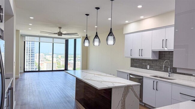 Building Photo - 1 Beach Dr SE