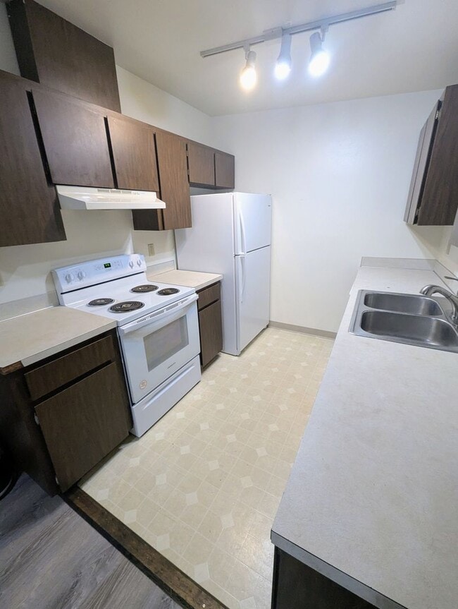 Building Photo - 4 BD/2BA Single Family Home in Dredge Lake area