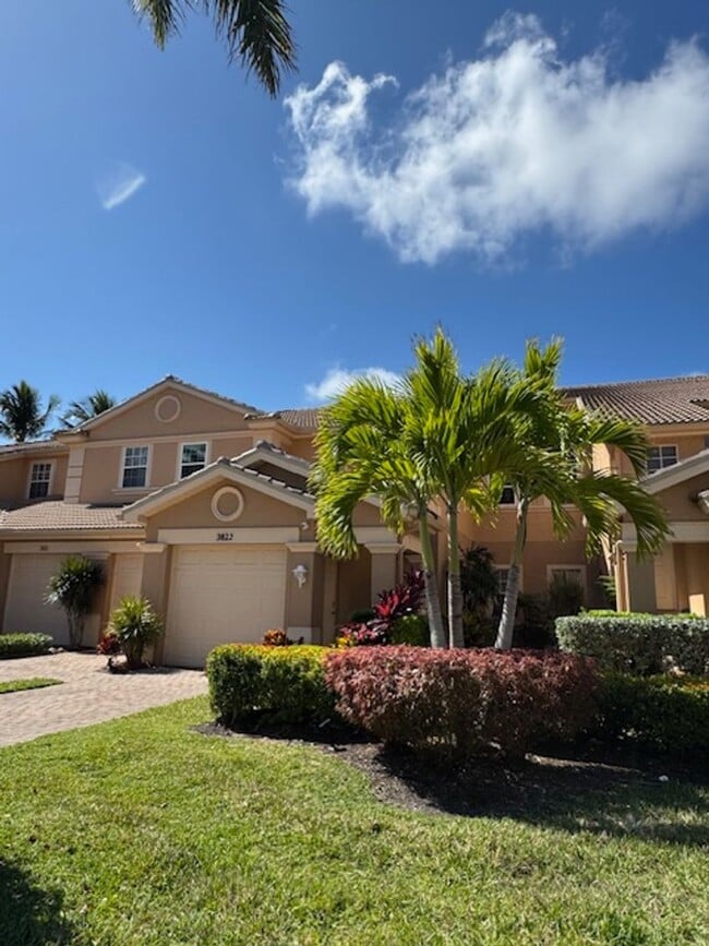 Building Photo - 3 bedroom 2 bathroom Attached Villa In Ref...