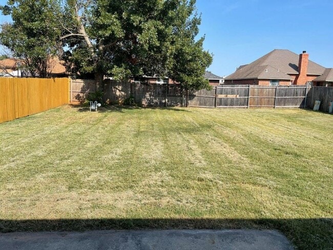 Building Photo - Brand new Luxury vinyl Plank in living, Kitchen and dining, new paint, 3 bed 2 bath 2 car in Must...