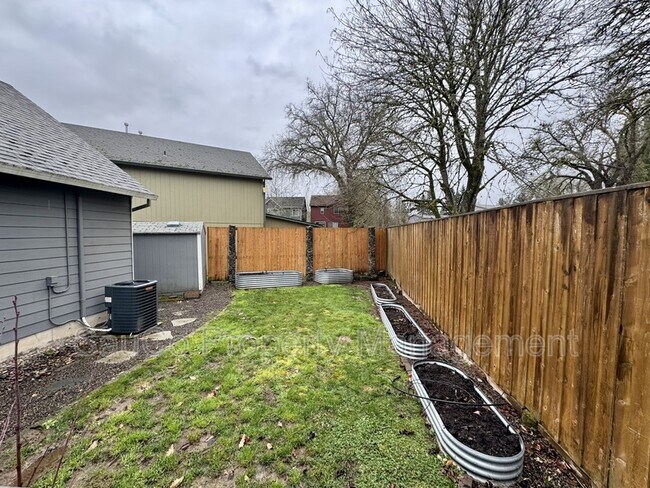 Building Photo - 741 SE Camellia Ct