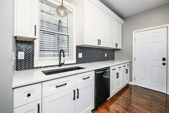 Building Photo - Single Family House! JUST RENOVATED! Centr...