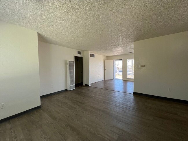 Building Photo - 3 Bedroom 1 bathroom House located near a ...