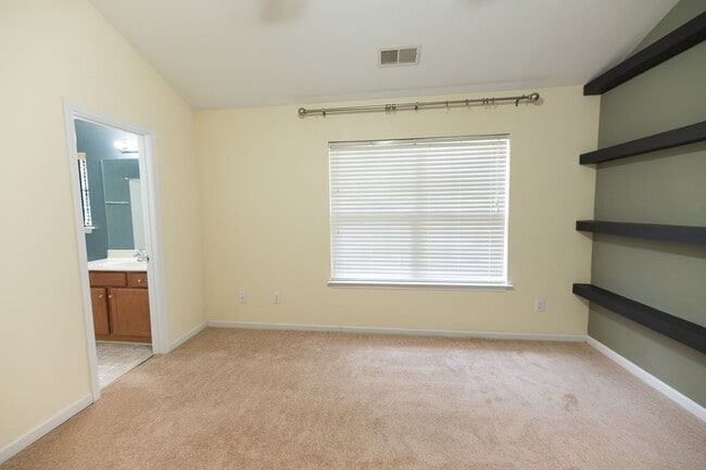 Building Photo - 117 Goldfinch Ave
