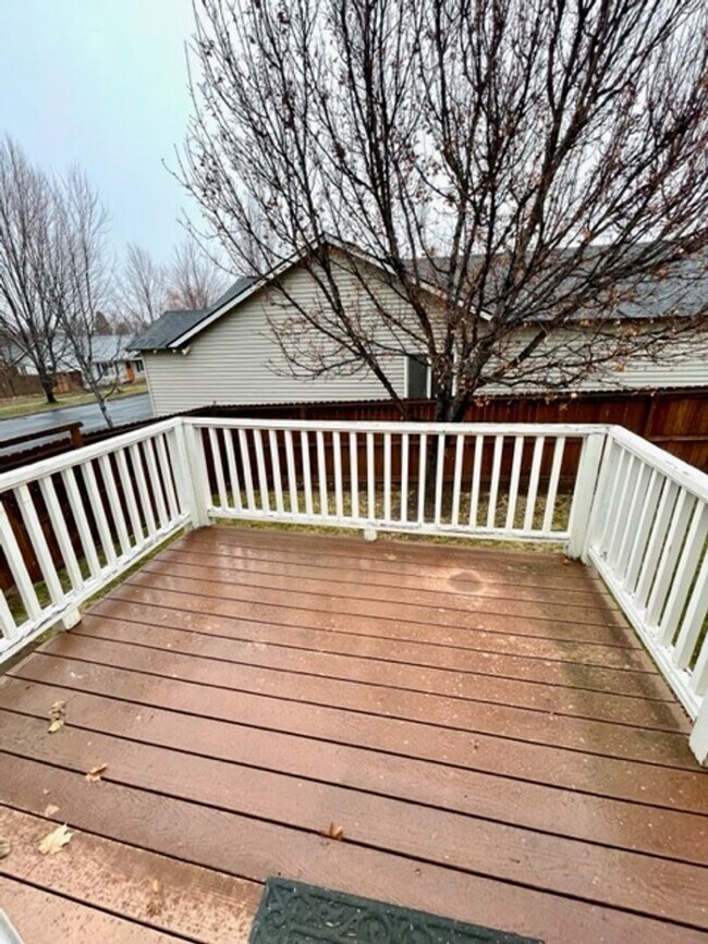 Building Photo - Single level home in Foxborough! Fenced yard!  A/C and a gas fireplace!