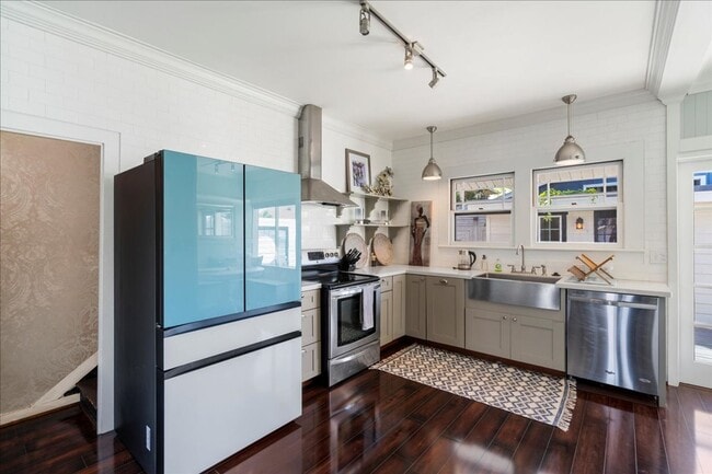 Building Photo - Fully Furnished 2-Bedroom + Loft & Serene ...