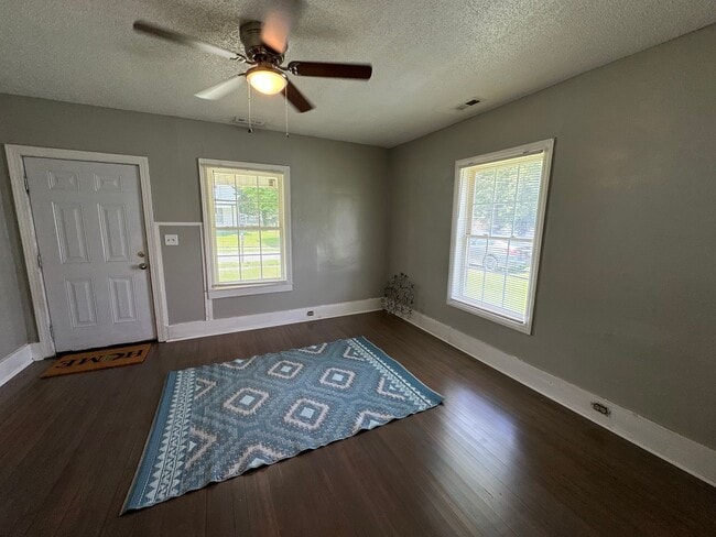 Building Photo - 3 Bed/ 1 Bath and move-in ready! www.PMCoreUSA.com submit guest card for showings!