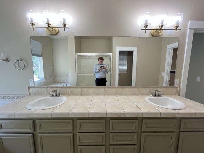 Building Photo - Bright & Airy Home with Granite Kitchen, V...