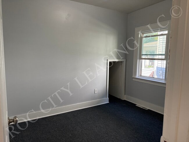 Building Photo - 40 Moulson St
