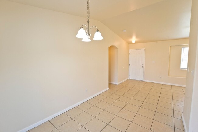 Building Photo - SW-Bakersfield 3 bedrooms 2 baths house