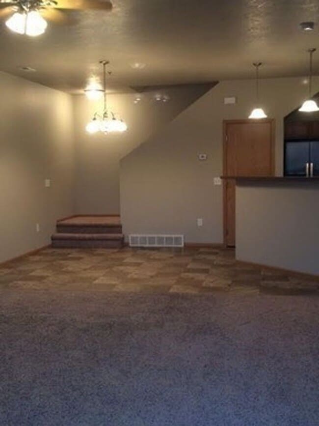 Building Photo - 3 Bedroom Condo!