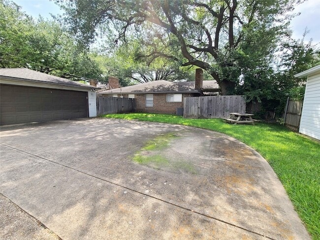 Building Photo - 7546 Brentcove Cir