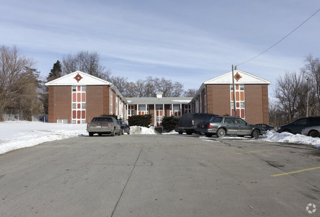 Primary Photo - Colonial Court Apartments