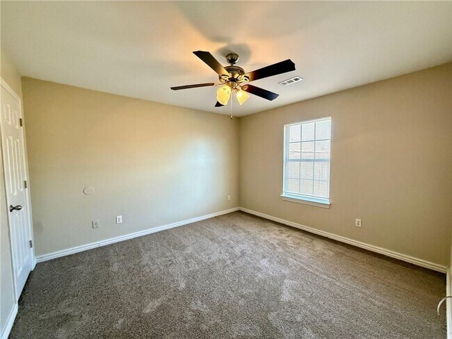 Building Photo - 335-335 Graystone Cir