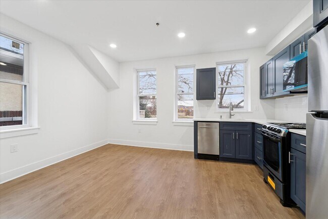 Building Photo - 812 W Roosevelt Blvd