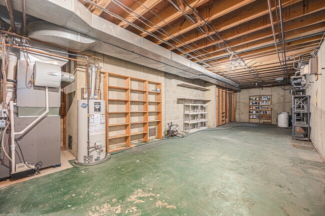 Building Photo - 3310 Lake Dr