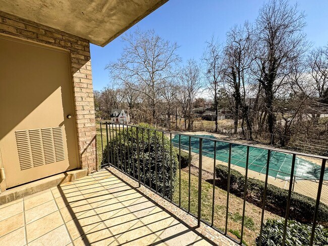 Building Photo - Sun-filled 1 Bed 1 Bath Condo In Scenic River Terrace - Water Included!