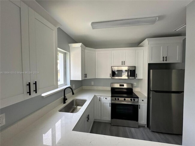 Building Photo - 3 bedroom in Miami FL 33150