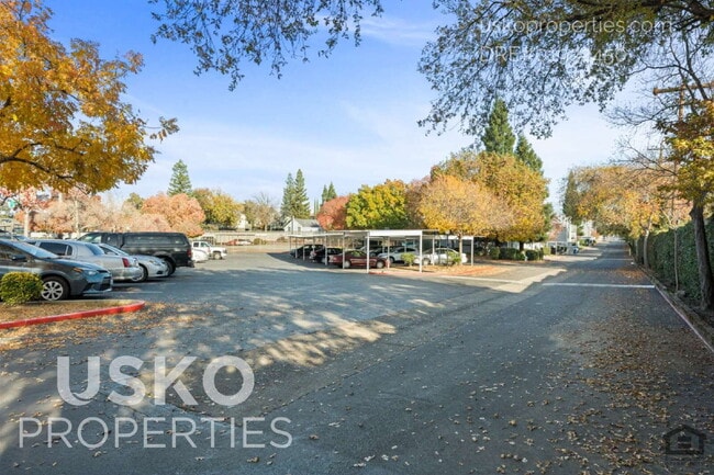 Building Photo - "Spacious 3-Bed Condo with 2 Baths in Citr...