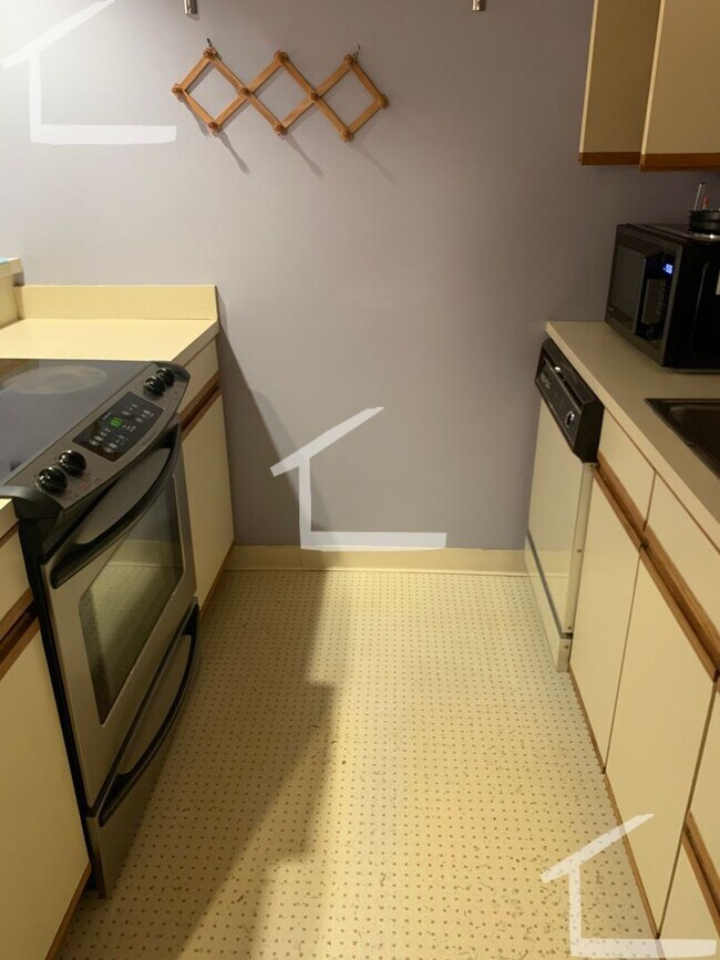 Building Photo - Coolidge Corner 1-Bed with Laundry in Unit...
