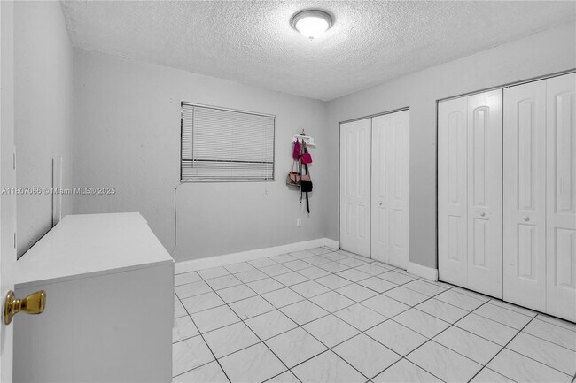 Building Photo - 10000 NW 80th Ct