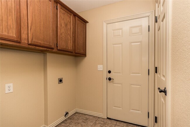 Building Photo - 4040 Glenstone Terrace