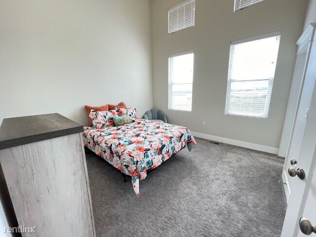 Building Photo - 3 br, 2.5 bath Townhome - 13174 Lincoln Rd