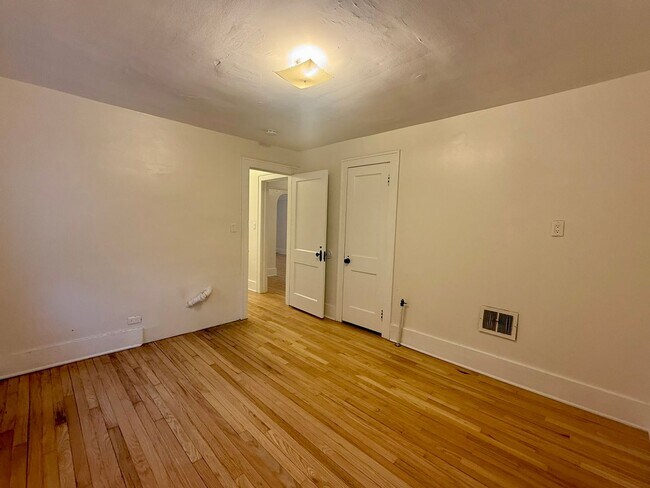 Building Photo - 335/337 Ardmore Dr