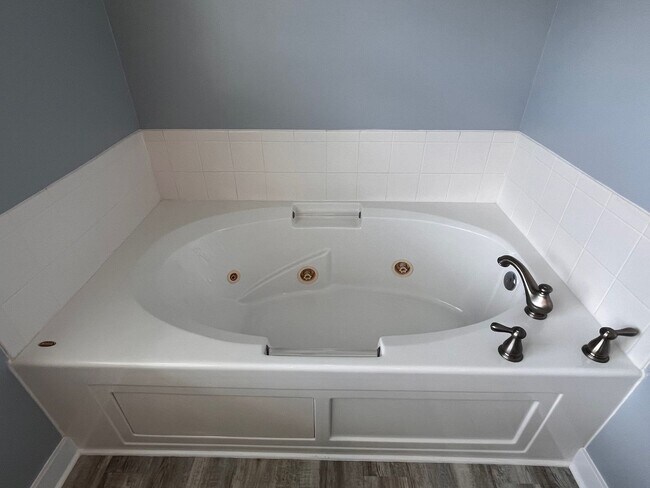 Building Photo - Avail NOW'n ROCK CREEK!