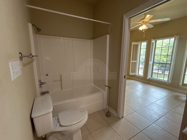 Building Photo - 808 Danny Cir