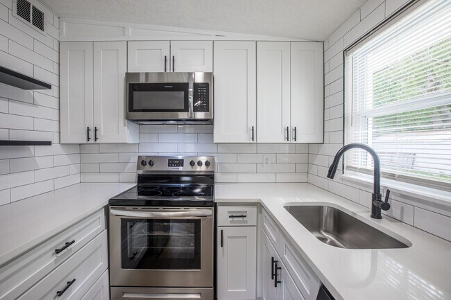 Building Photo - Renovated 4/2