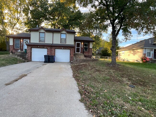 Primary Photo - Renovated 2 bedroom duplex ready for move-in!