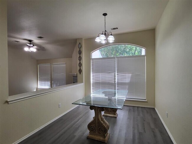 Building Photo - 304 N Kings Canyon Dr