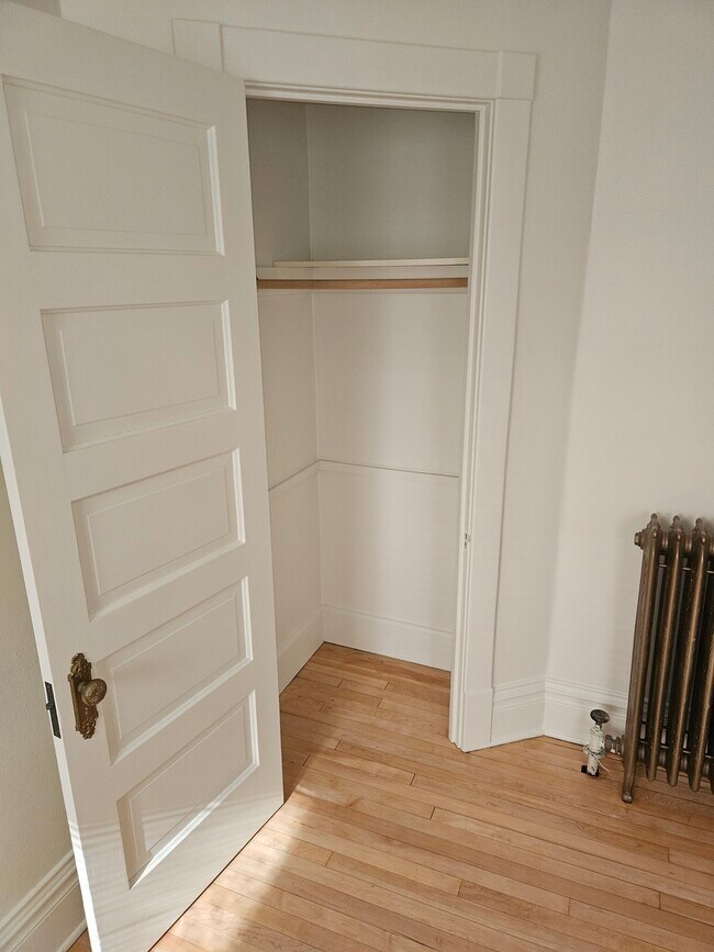 Building Photo - 1900 E Newberry Blvd