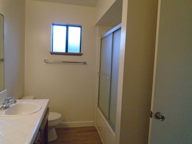 Building Photo - SW BAKERSFIELD--WON'T LAST LONG !  Applica...