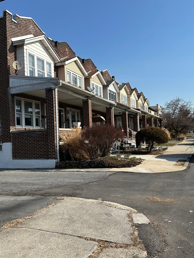 Building Photo - 1933 W Cedar St