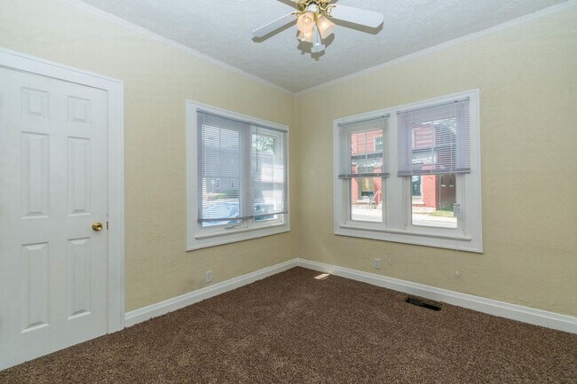 Building Photo - 402 E 10th St