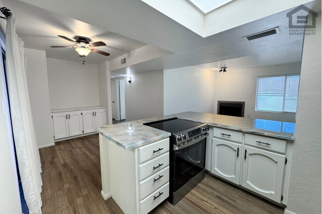 Building Photo - 2Bed/2Bath Apartment at 52nd St/Oak St! Ready for Immediate Move-In – GROUND FLOOR UNIT!