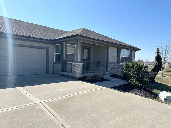 Building Photo - 2 Bed | 2 Bath | 1 Car Attached Villa with Unfinished Basement