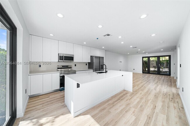 Building Photo - 11 NE 51st St