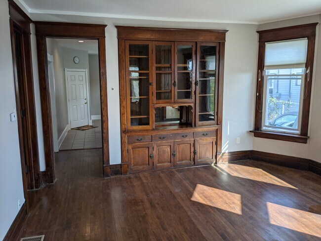 dining room - 432 E Reservoir Ave