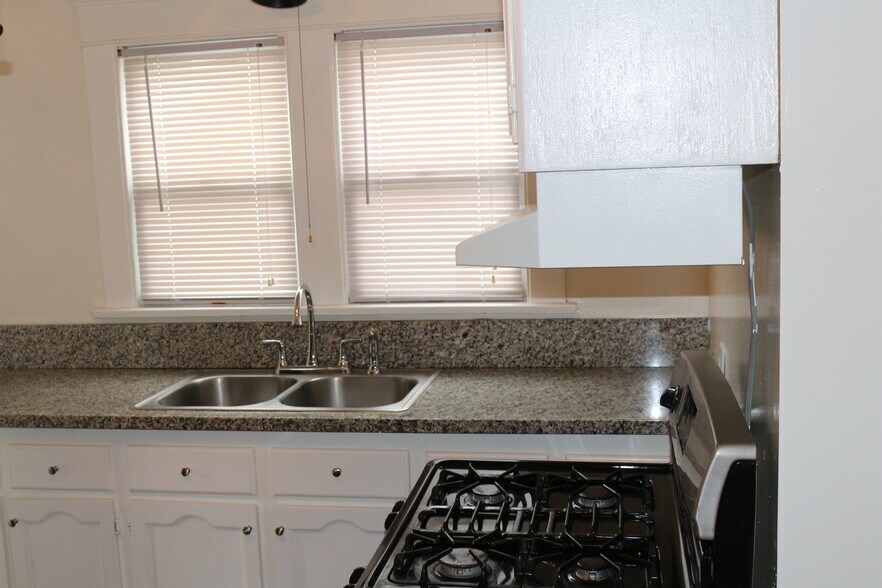 Building Photo - 240 E 23rd St