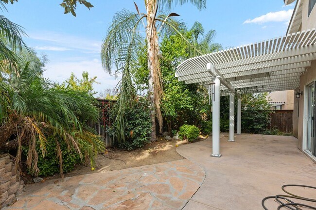 Building Photo - Beautiful 3BD/2.5BA In The Highly Coveted ...