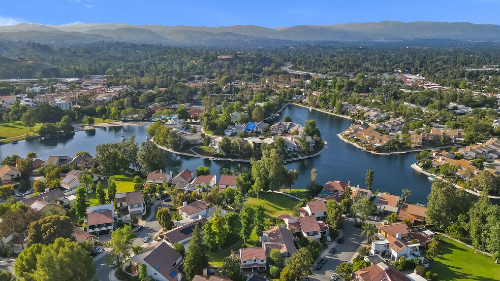 Walk to 2 miles private lake - 4352 Park Corona