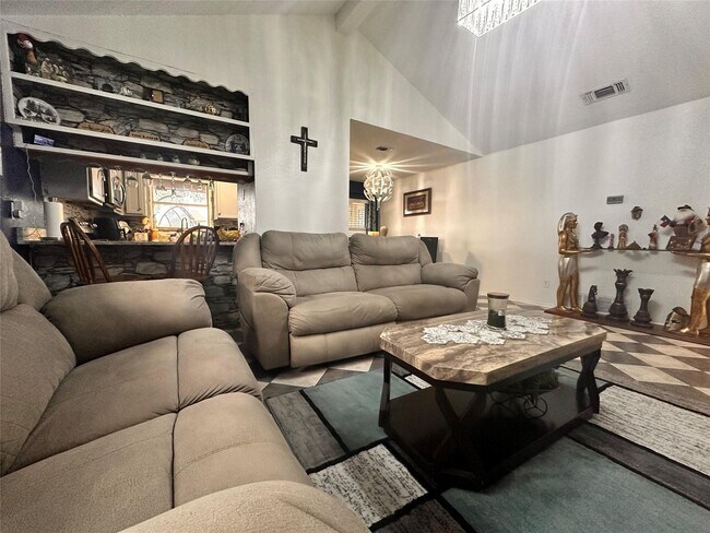 Building Photo - Stylish & Spacious 3-Bed Home