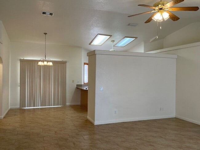 Building Photo - Move in ready, Call for a showing.