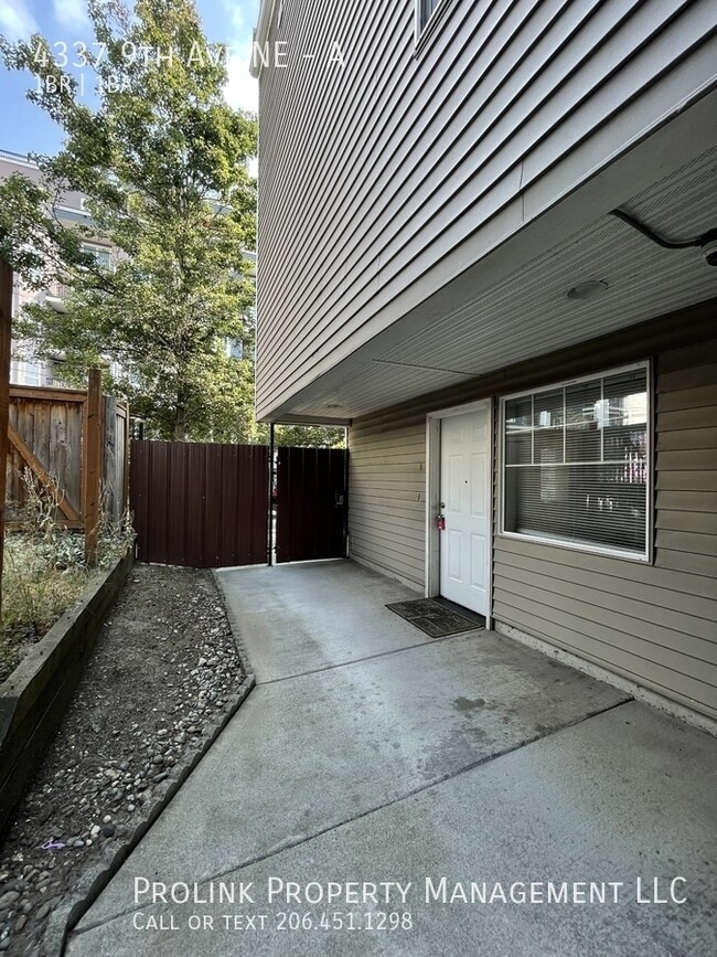 Building Photo - 4337 9th Ave NE